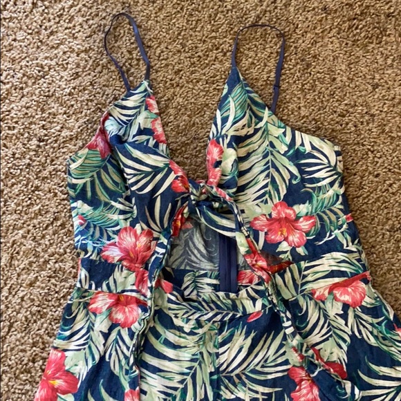 Hawaiian print floral romper with Tie top - Picture 2 of 4
